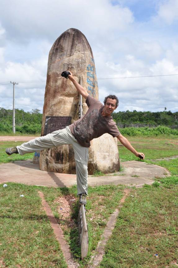 Literalmente, equilibrando-se sobre a linha do Equador, no sul de Roraima